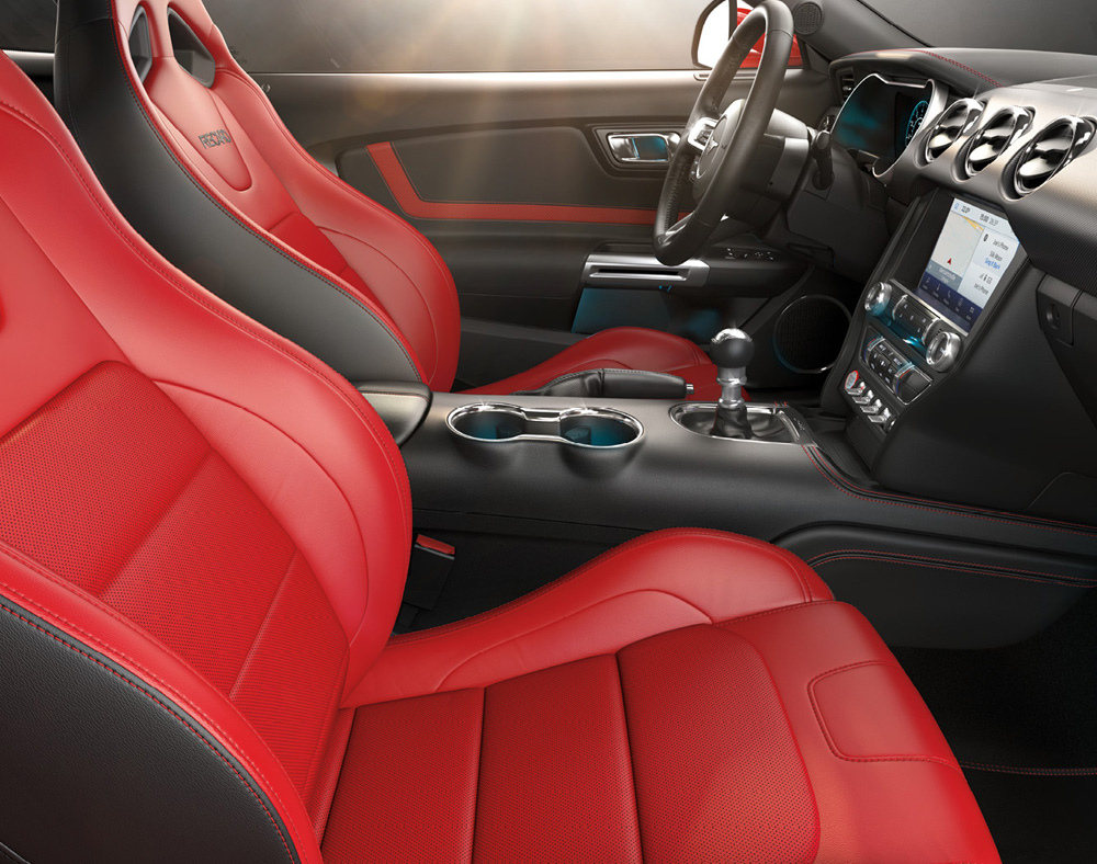 Sedili anteriori RECARO rivestiti in pelle Rossa con regolazioni manuali - Disponibili sono in combinazione con un 
Mustang Pack - Con questa opzione il sistema di climatizzazione dei sedili non  disponibile - Non disponibili con vernici 
esterne Orlando Green, Nashville Orange - Optional a pagamento